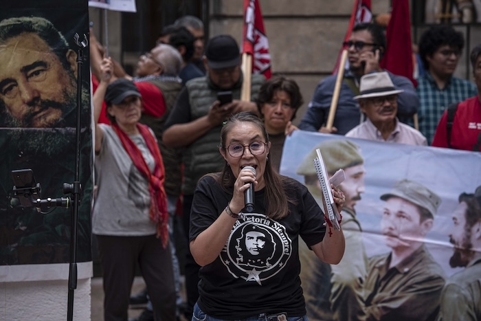 Vecinos de la colonia Tabacalera realizaron una protesta en el Parque San Carlos para exigir la reinstalación de las estatuas de Fidel Castro y "Che".