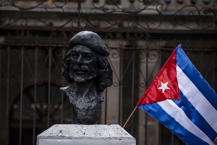 Vecinos de la colonia Tabacalera realizaron una protesta en el Parque San Carlos para exigir la reinstalación de las estatuas de Fidel Castro y "Che".