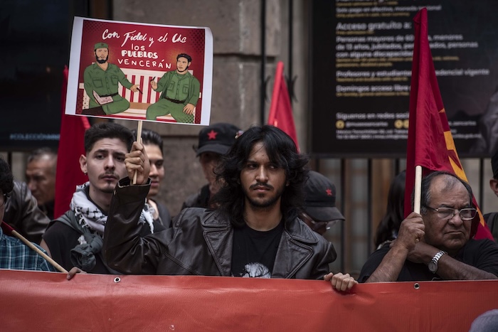Vecinos de la colonia Tabacalera realizaron una protesta en el Parque San Carlos para exigir la reinstalación de las estatuas de Fidel Castro y "El Che".
