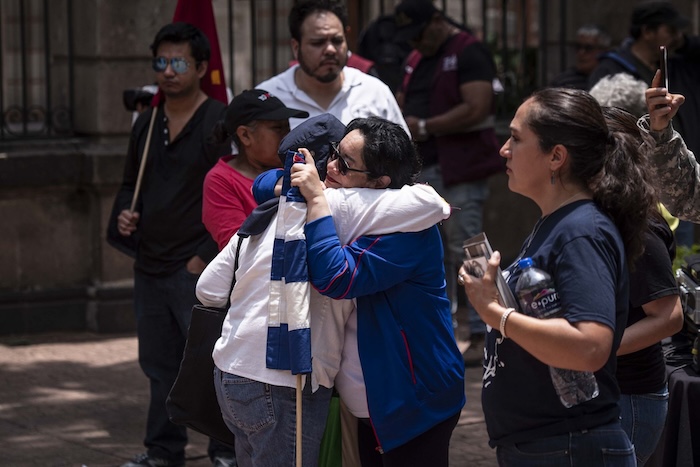 Vecinos de la colonia Tabacalera realizaron una protesta en el Parque San Carlos para exigir la reinstalación de las estatuas de Fidel Castro y "Che".