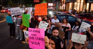 Familiares de Miguel y Berenice, fotógrafos muertos durante un festival de música, protestan frente a la FGJ-CdMx para exigir justicia