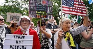 Cientos de personas salieron a las calles en Aberdeen y Edimburgo para protestar por la llegada del Presidente de Estados Unidos, Donald Trump, a Escocia.