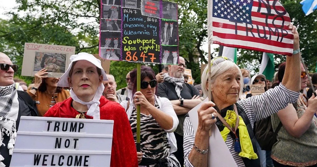 Cientos de personas salieron a las calles en Aberdeen y Edimburgo para protestar por la llegada del Presidente de Estados Unidos, Donald Trump, a Escocia.