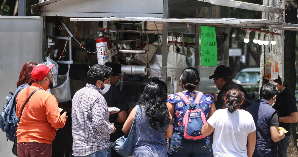 El estudio confirma que hay presencia de bacterias en las salsas de los puestos informales afuera del Metro.