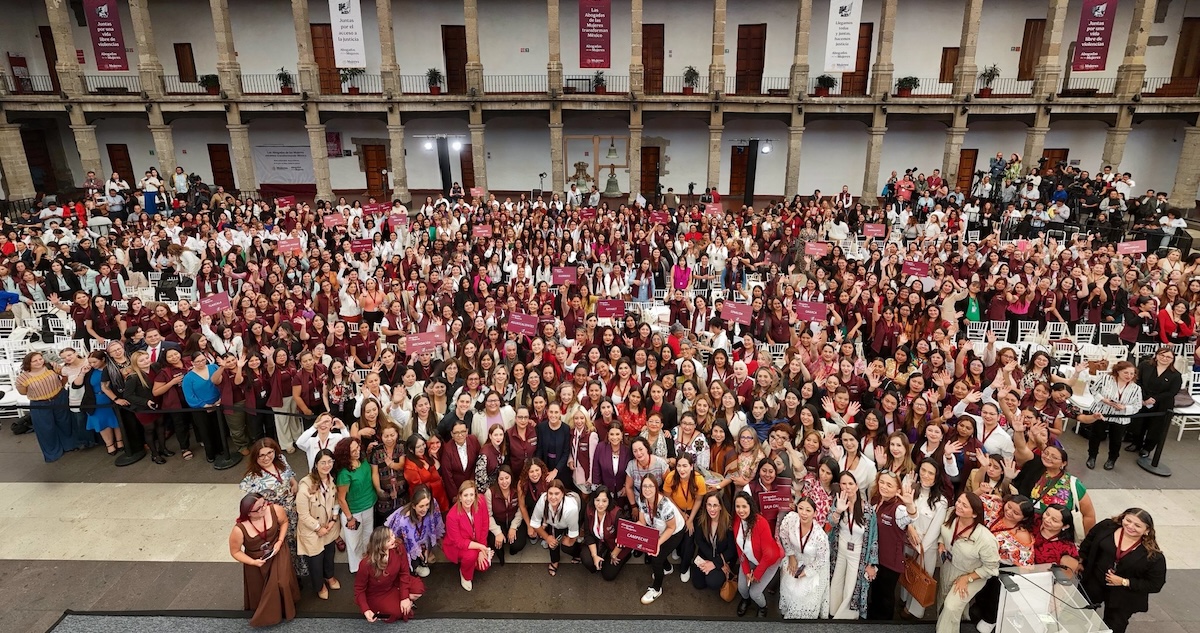 La Presidenta Claudia Sheinbaum Pardo dio el banderazo de salida a la Red de Abogadas de las Mujeres; inició operaciones con 838 expertas en derecho.