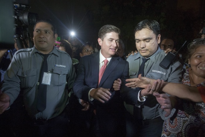 Rodrigo Medina, exgobernador de Nuevo León, fue retenido este sábado por autoridades fronterizas cuando intentaba cruzar de México a Estados Unidos.