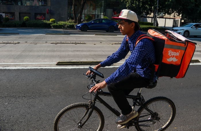 Las y los repartidores que trabajan para aplicaciones están cubiertos con seguro médico en caso de sufrir un accidente mientras hacen una entrega.