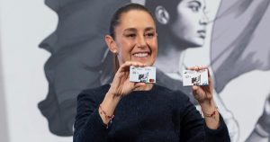 Sheinbaum presenta Tarjeta Finabien Paisano México para evitar impuesto a remesas.