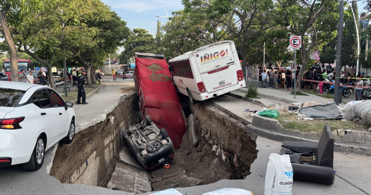 FOTOS ¬ Enorme socavón aparece en Guadalajara; hay dos menores y un bebé lesionados.