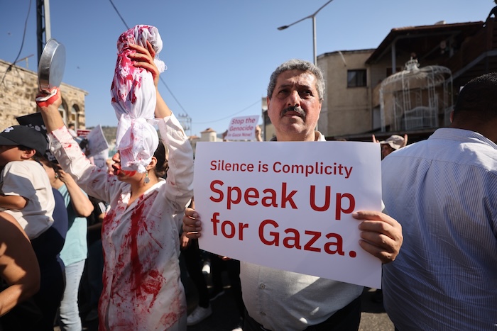 Ayer hubo una movilización en Israel. Gente que denuncia el horror. Israelíes que se muestran contra lo que describen como “atrocidades cometidas en su nombre”.