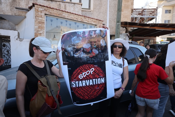 Ayer hubo una movilización en Israel. Gente que denuncia el horror. Israelíes que se muestran contra lo que describen como “atrocidades cometidas en su nombre”.