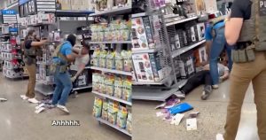 Un Walmart de Nuevo México fue testigo de un momento de tensión: un migrante hispano recibió una descarga eléctrica cuando era arrestado por agentes de ICE.