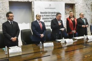 Genaro Lozano (izquierda) y Francisco de la Torre (segundo desde la izquierda) en su comparecencia ante comisiones del Congreso.