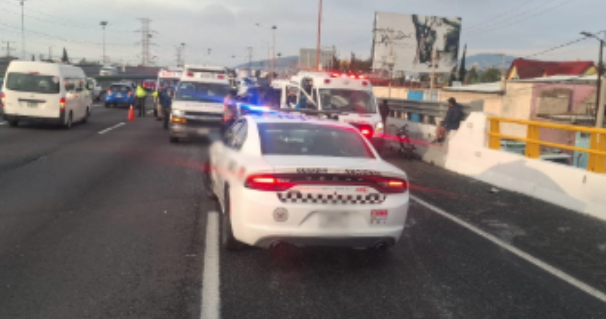 Un fuerte accidente se registró en la autopista México-Pachuca, donde una combi de transporte público volcó, y dejó una persona muerta y al menos 16 heridos.