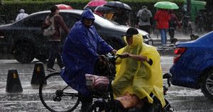 La temporada de lluvias que azota la capital mexicana, la peor de la que se tiene noticia, ha dejado atrapados a automovilistas y pasajeros del metro; un trueno incluso activó los sensores sísmicos.