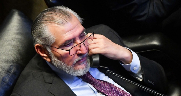 De eso se trata que el Gobernador no sepa.