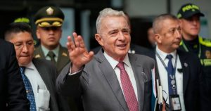Álvaro Uribe, expresidente de Colombia, encabezó un evento público tras recuperar su libertad; dijo que la derecha ganará las presidenciales de 2026.
