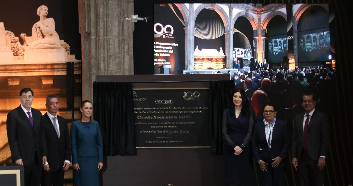 Gerardo Fernández Noroña, presidente del Senado; Edgar Amador, Secretario de Hacienda; Claudia Sheinbaum, Presidenta de México; Victoria Rodríguez Ceja, Gobernadora del Banxico; Rosa Icela Rodríguez, Secretaria de Gobernación; y Sergio Luna, presidente de la Cámara de Diputados, durante el festejo del centenario del Banco de México.