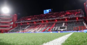 Un nuevo episodio de violencia extrema se suscitó en Buenos Aires, Argentina: la barra brava del Independiente se enfrentó a hinchas de la Universidad de Chile.