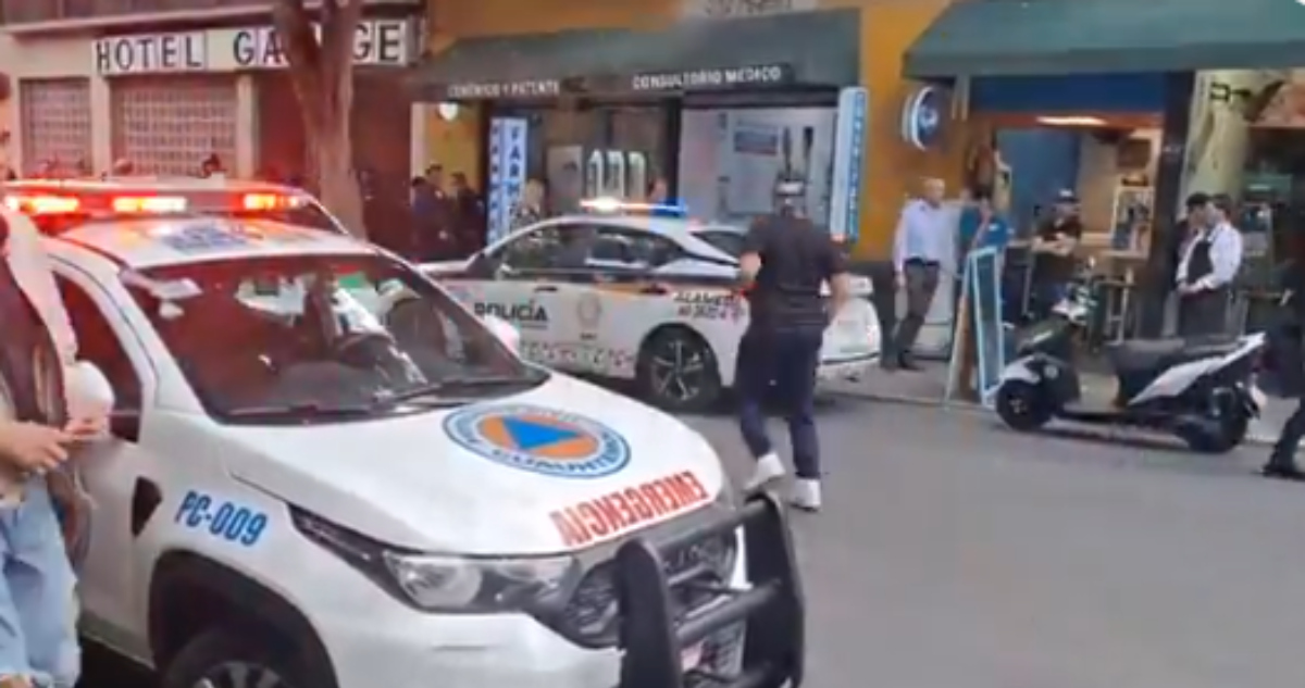 Sujeto dispara a una mujer extranjera durante asalto; responsables huyen al metro.