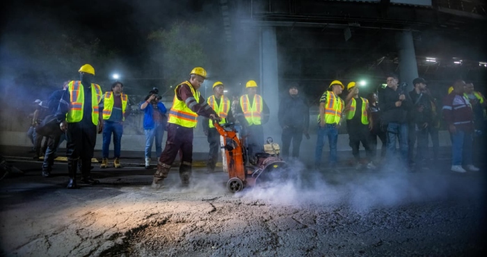 La CdMx lanza plan de bacheo nocturno.