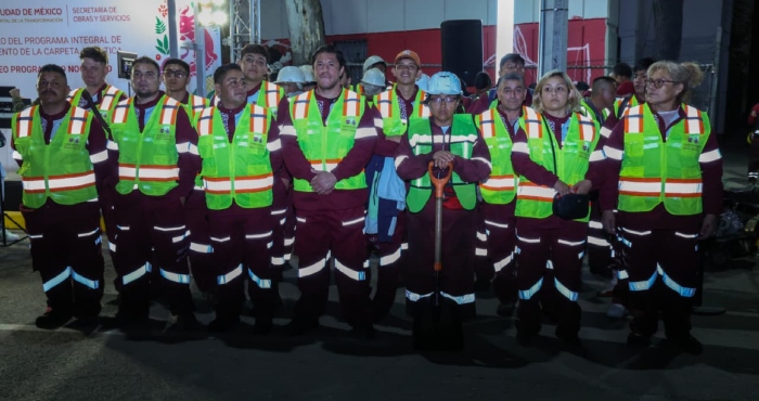 La CdMx lanza plan de bacheo nocturno.