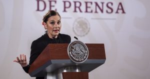 Beatriz Gutiérrez Müller negó haber cambiado de residencia a Madrid junto a su hijo y denunció una campaña para atacar el legado del expresidente López Obrador.