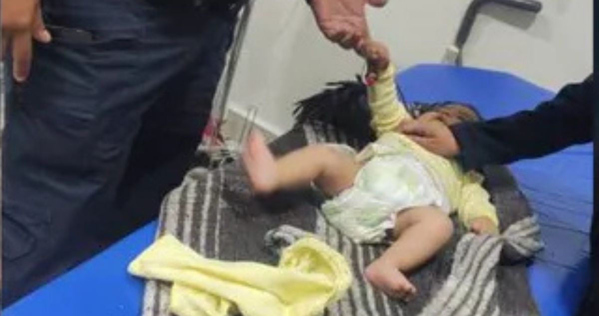 Un bebé abandonado en calles de Ecatepec fue rescatado por policías municipales gracias a la denuncia de vecinos de la colonia Santo Tomás Chiconautla.