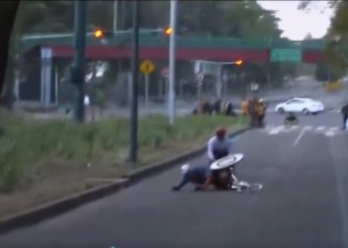 Marco Antonio Caballero, atleta de la categoría de silla de ruedas en el Maratón de la Ciudad de México 2025, denunció la discriminación de la son objeto. 