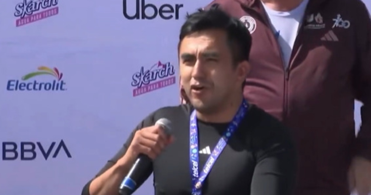 Marco Antonio Caballero, atleta de la categoría de silla de ruedas en el Maratón de la Ciudad de México 2025, denunció la discriminación de la son objeto.