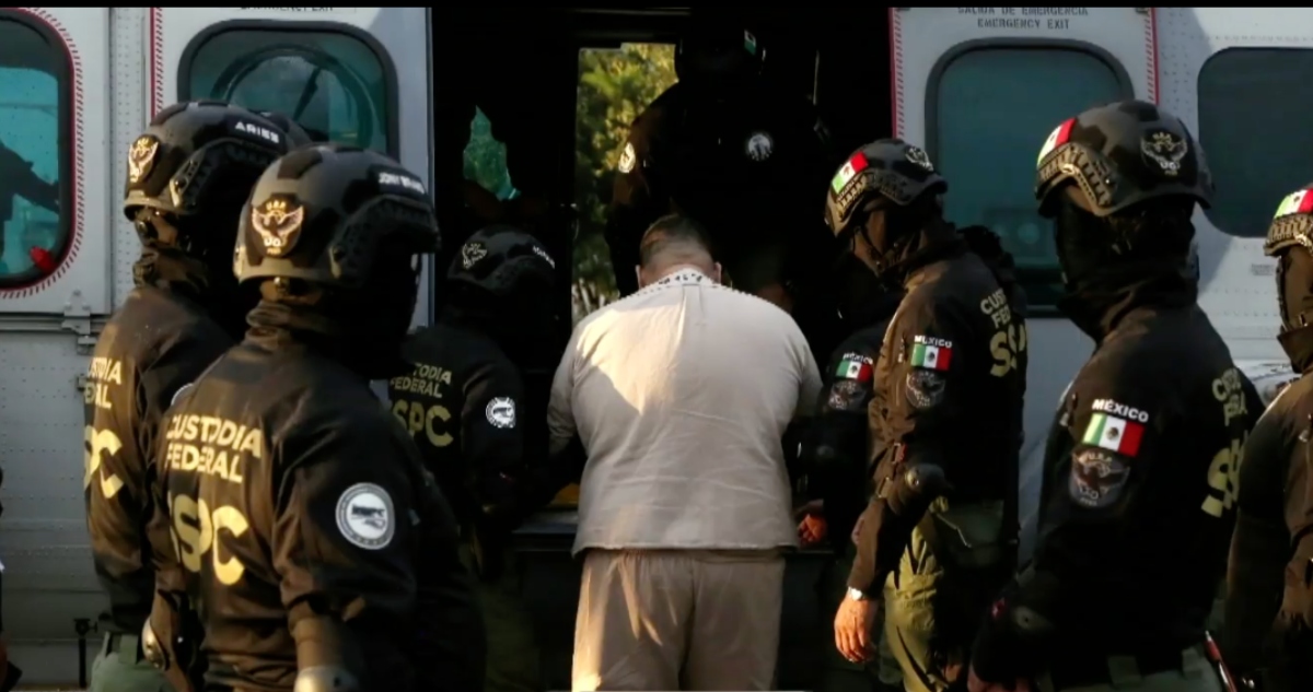 Los 26 líderes y capos del narcotráfico, así como otros criminales, enviados a EU seguían cometiendo crímenes desde las cárceles, reveló Omar García Harfuch.