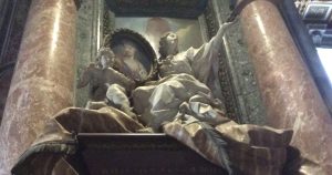 En esta visión quien mejor dibuja la arquitectura del Más allá es el teólogo y poeta Dante en su Comedia quien expone mejor la idea de Dios es Tomás de Aquino.