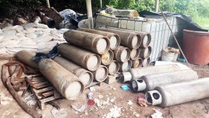 La FGR también decomisó 500 bultos de sosa cáustica, diversas sustancias y dos vehículos.