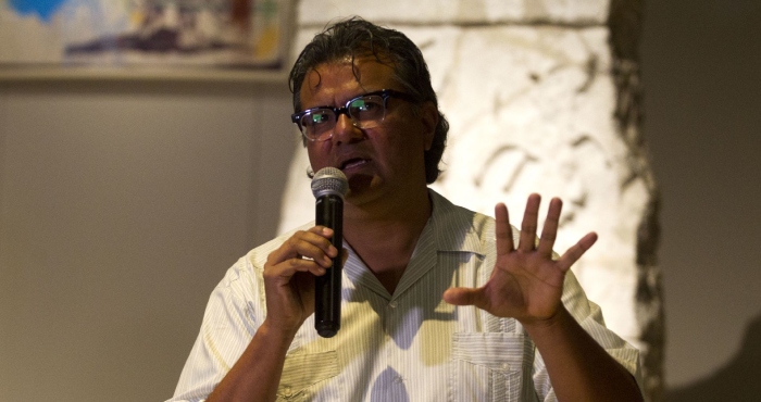 Demián Flores es un empeño que levanta casas sin parar. Habría que querer, siempre, con todo el amor, en reciprocidad, habitarlas.