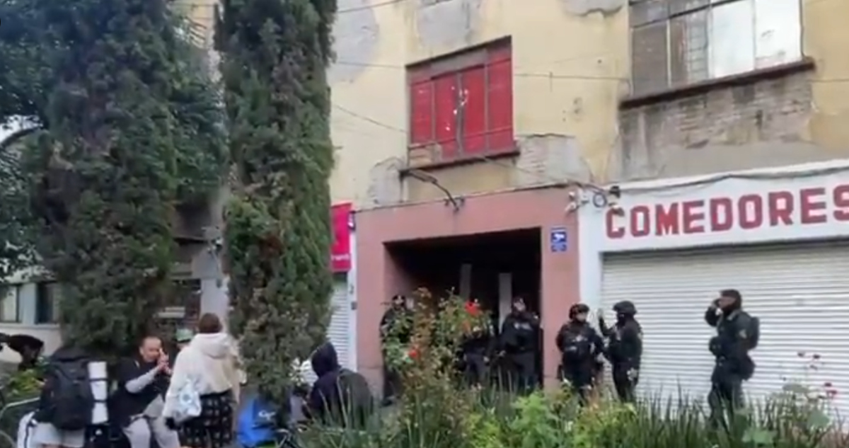 24 familias son desalojadas de un edificio en la Roma Norte en CdMx.