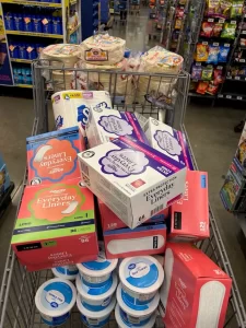 El reparto de comida lo hacen en barrios como Canoga, el este y sur de Los Ángeles, y EastHollywood. 