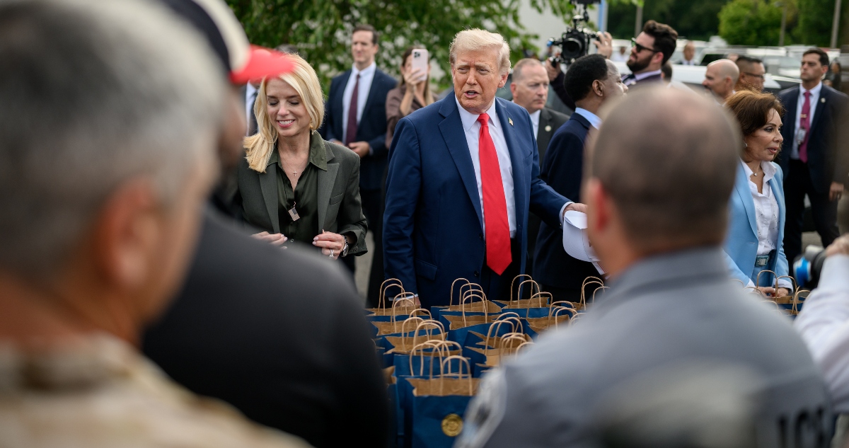 Trump amenazó con revocar los permisos de dos cadenas televisivas por los reportajes críticos de su Gobierno.