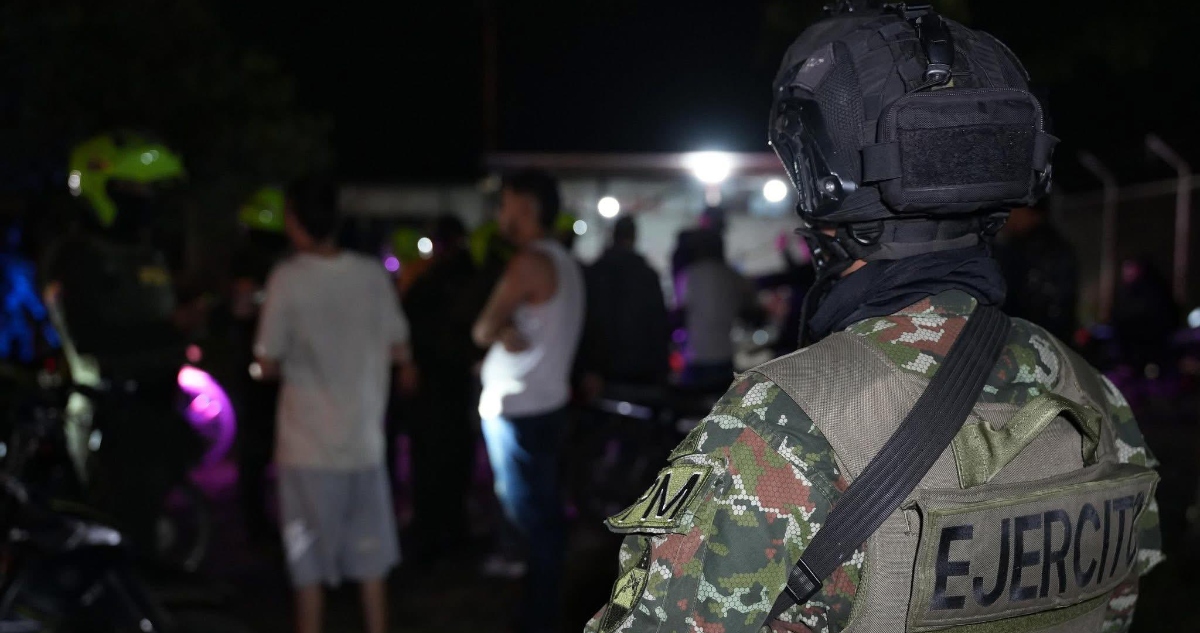 Colombia atraviesa horas de zozobra tras dos atentados en dos puntos del país que dejaron al menos una veintena de muertos.