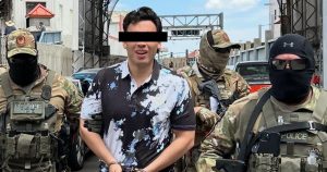 Julio César Chávez Jr. rodeado de agentes del ICE.