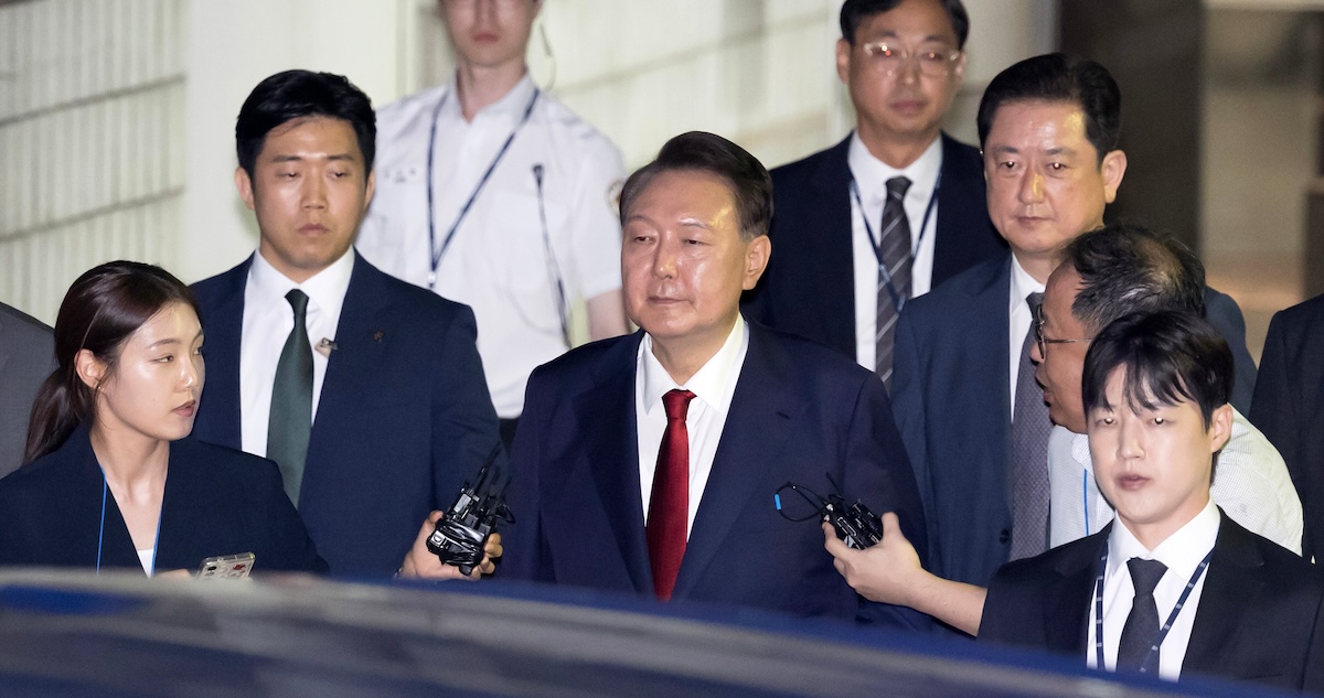 El expresidente de Corea del Sur evitó su arresto al quedarse en calzoncillos en mitad del centro de detención cuando investigadores se disponían a detenerlo.