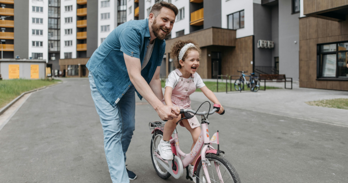 Familia de vacaciones en la ciudad