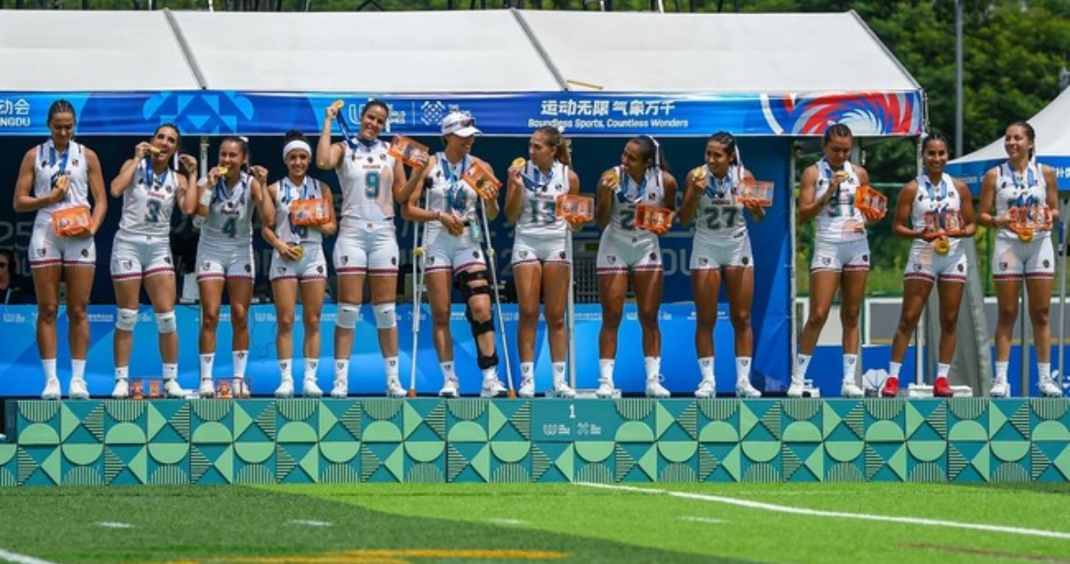 El flag football mexicano es bicampeón de oro. En un final dramático, la selección nacional femenil se agigantó y derrotó 26-21 a la potencia Estados Unidos en el duelo decisivo de los Juegos Mundiales Chengdú 2025, refrendando la corona obtenida en Birmingham 2022. Con solo tres segundos en el reloj y debajo por un punto en el marcador, el combinado azteca ejecutó a la perfección una jugada que no pudo ser descifrada por las norteamericanas, quienes quedaron tendidas en el campo de juego ante la victoria de las nuestras. El triunfo tricolor no solo significó la consagración en territorio asiático. También tuvo tintes de revancha, ya que en el Mundial de la especialidad 2024 fue el conjunto estadounidense el que salió con la mano en alto después de la gran final. Además, cabe recordar que esta disciplina formará parte del programa de los Juegos Olímpicos a partir de la edición de Los Ángeles 2028, por lo que México partirá no solamente como candidato al podio, sino a quedarse con la medalla de oro. El siguiente reto de la selección femenil, que a lo largo del año se ha concentrado y preparado en el Centro Nacional de Desarrollo de Talentos Deportivos y Alto Rendimiento (CNAR), será el Campeonato Continental de la especialidad, a celebrarse en septiembre. Gracias a este metal dorado, nuestro País terminó su participación en Chengdú 2025 con el puesto 21 del medallero gracias a cuatro oros, tres platas y tres bronces, con lo cual se firma una de las mejores actuaciones de la historia en este deporte. México, bicampeón de flag football en los Juegos Mundiales.