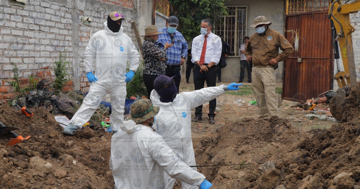 Son 32 cuerpos los encontrados en una fosa clandestina ubicada dentro de un inmueble de la comunidad La Calera, en Irapuato, Guanajuato, informó la Fiscalía.