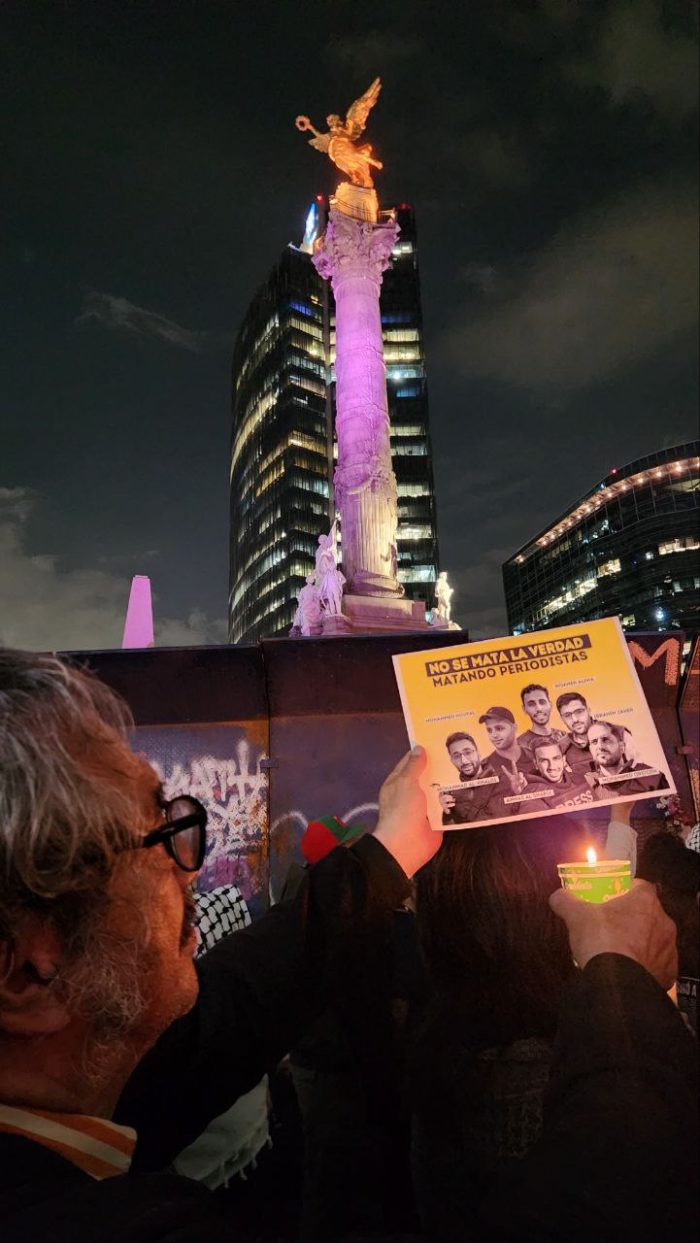 Decenas de periodistas se reunieron la tarde-noche de este martes en el Ángel de la Independencia para realizar una vigilia dedicada a los periodistas palestinos de Al Jazeera que fueron asesinados por el Gobierno de Israel.