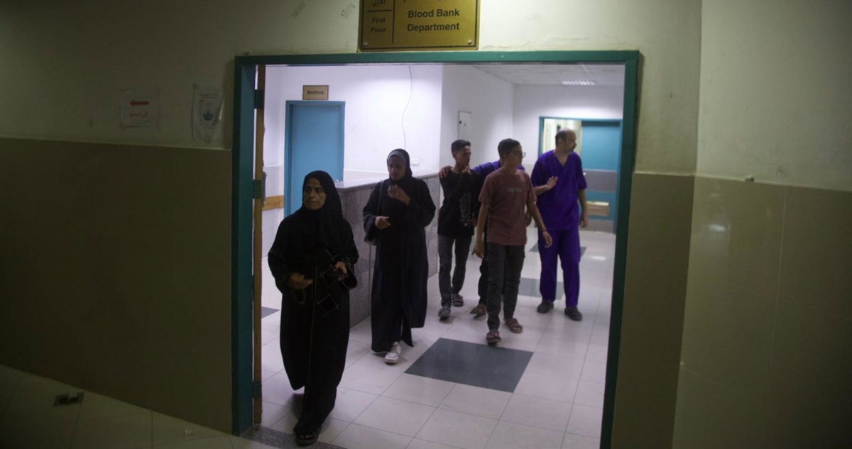 Al menos 20 personas murieron, entre ellas cuatro periodistas, por un doble bombardeo israelí sobre el hospital Nasser, principal centro médico del sur de Gaza.