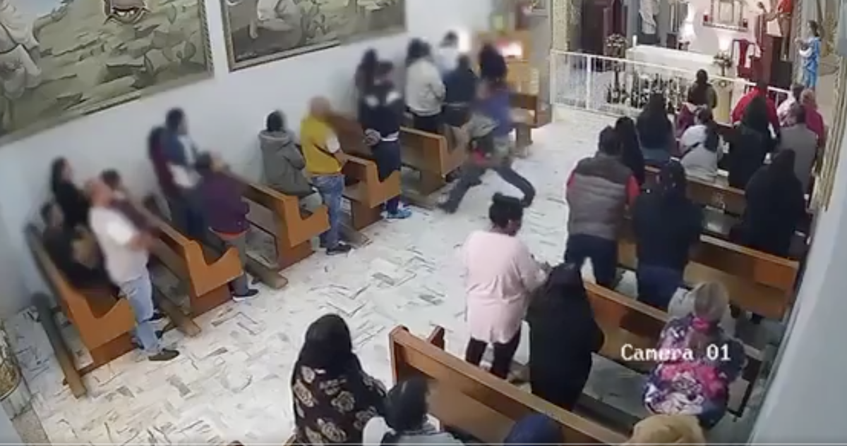 Un video captó el momento en el que un hombre apuñaló a otro durante una misa que se celebraba en una iglesia del municipio de La Paz, en el Estado de México.
