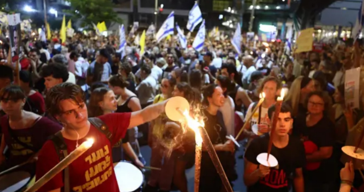 Más de 200 mil personas protestaron en Tel Aviv para exigir a Netanyahu que priorice la vida de los rehenes antes de lanzar una ofensiva “inminente” sobre Gaza.