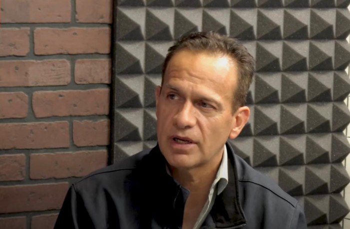 Israel Vallarta Cisneros en entrevista en el programa "Los Periodistas"