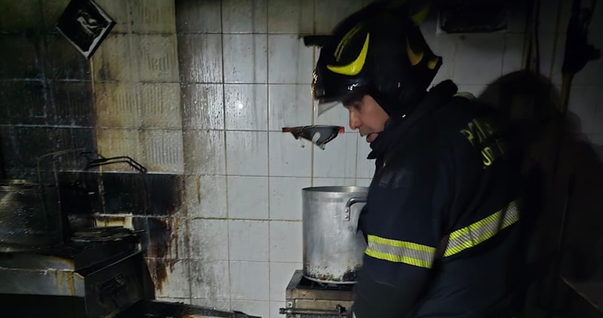 Un incendio que se inició dentro de una tienda Soriana provocó el desalojo del centro comercial Parque Delta, ubicado en la Alcaldía Benito Juárez de la CdMx.