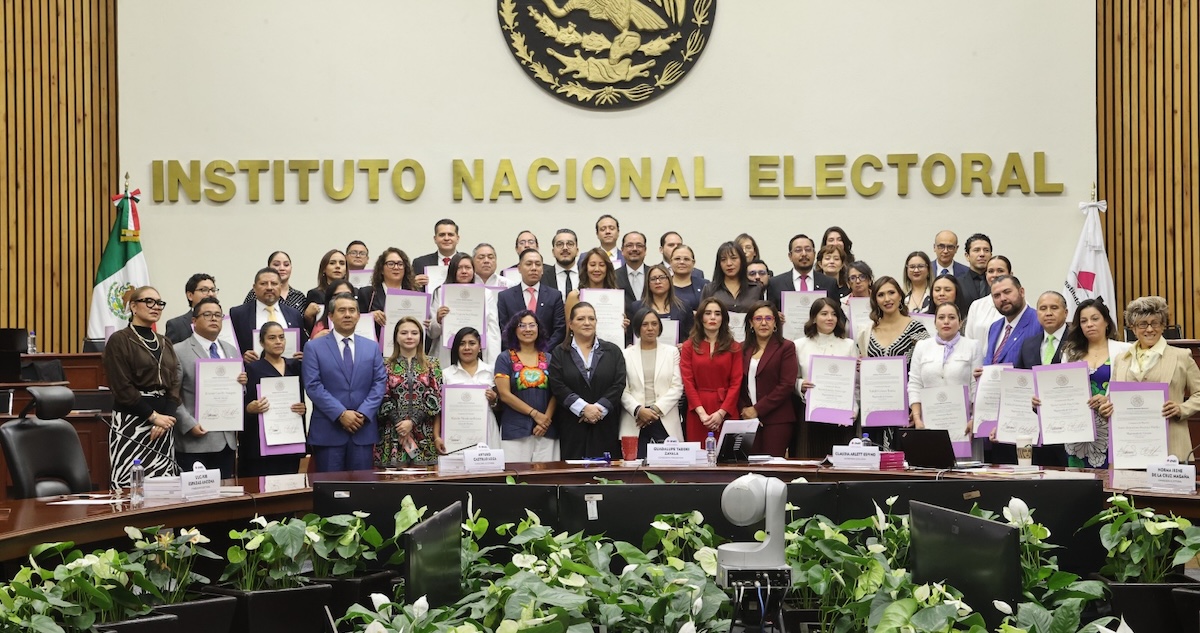 El INE entregó las constancias de mayoría a 45 magistradas y magistrados de Circuito, así como a juezas y jueces de Distrito, a raíz de la resolución del TEPJF.